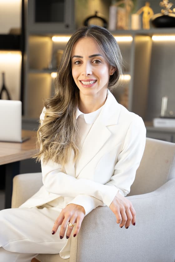 Adriana Gomes sentada em seu escritório