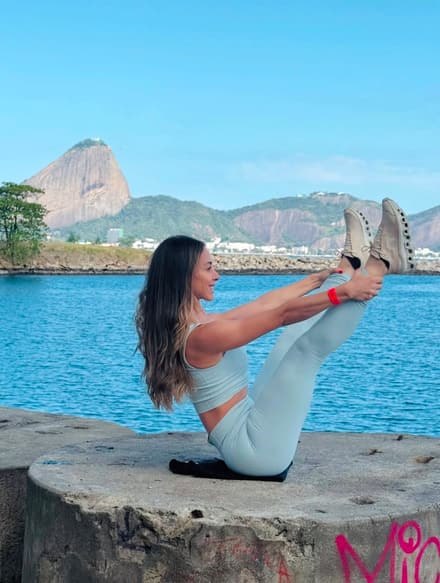 Adriana Gomes praticando pilates ao ar livre